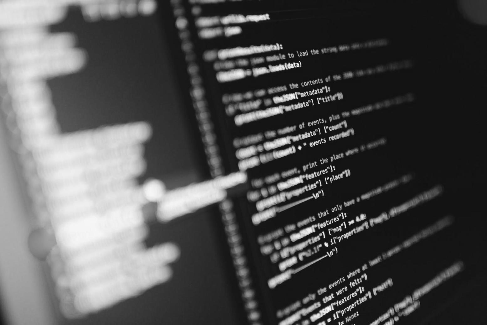 Deelnemers werken aan machine learning modellen voor financiële nieuwsanalyse